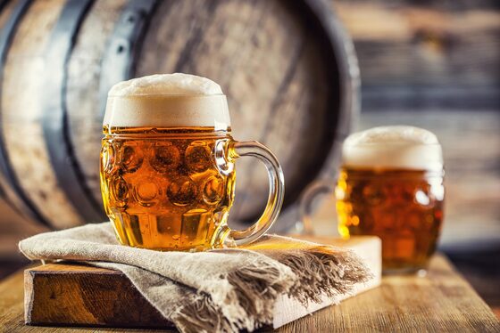 Bier vor einem Holzfass